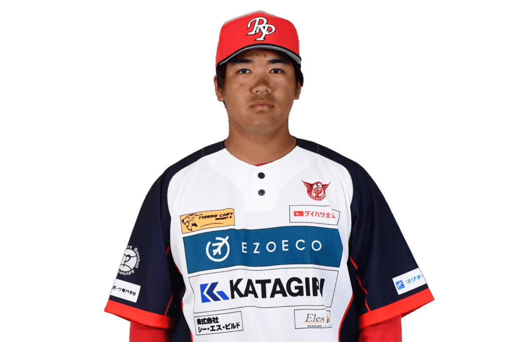 背番号25の須﨑　亮選手がユニフォーム姿で正面を向いている